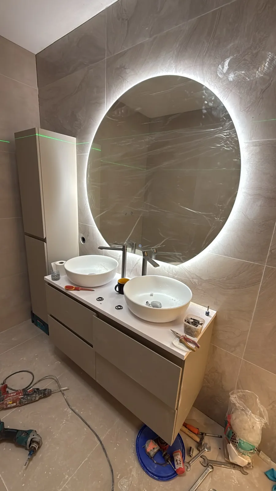 QA Renovatie: badkamer beige tijdens montage