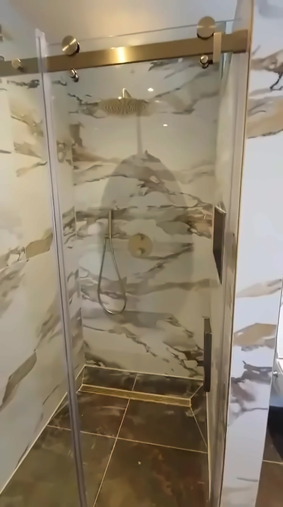 QA Renovatie: badkamer marmer goud