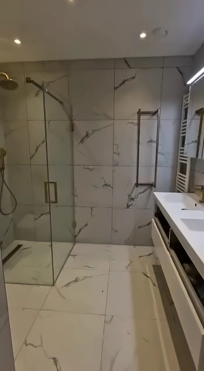 QA Renovatie: badkamer toilet goud