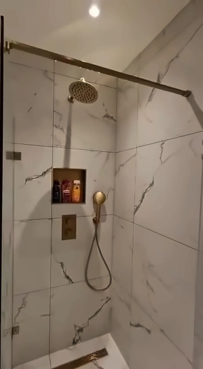 QA Renovatie: badkamer toilet goud