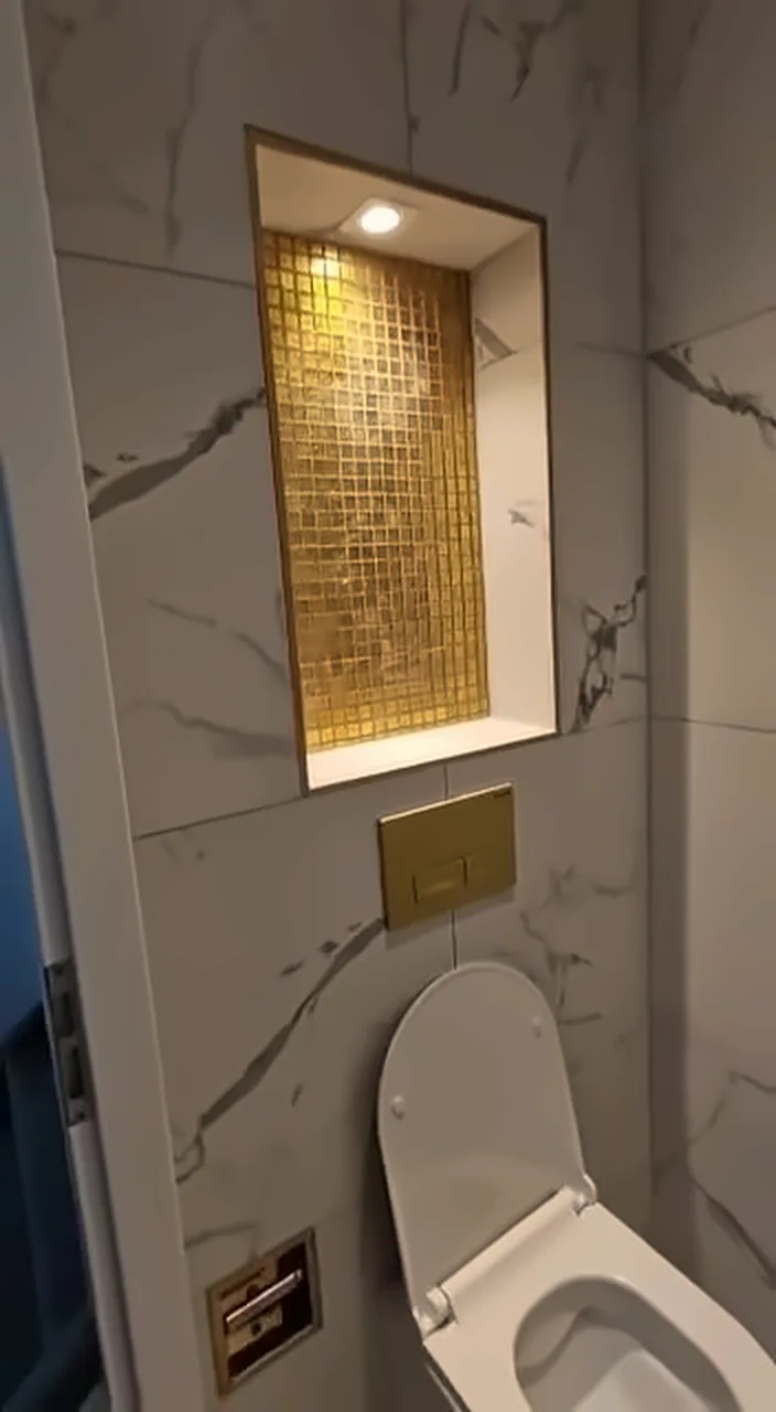 QA Renovatie: badkamer toilet goud