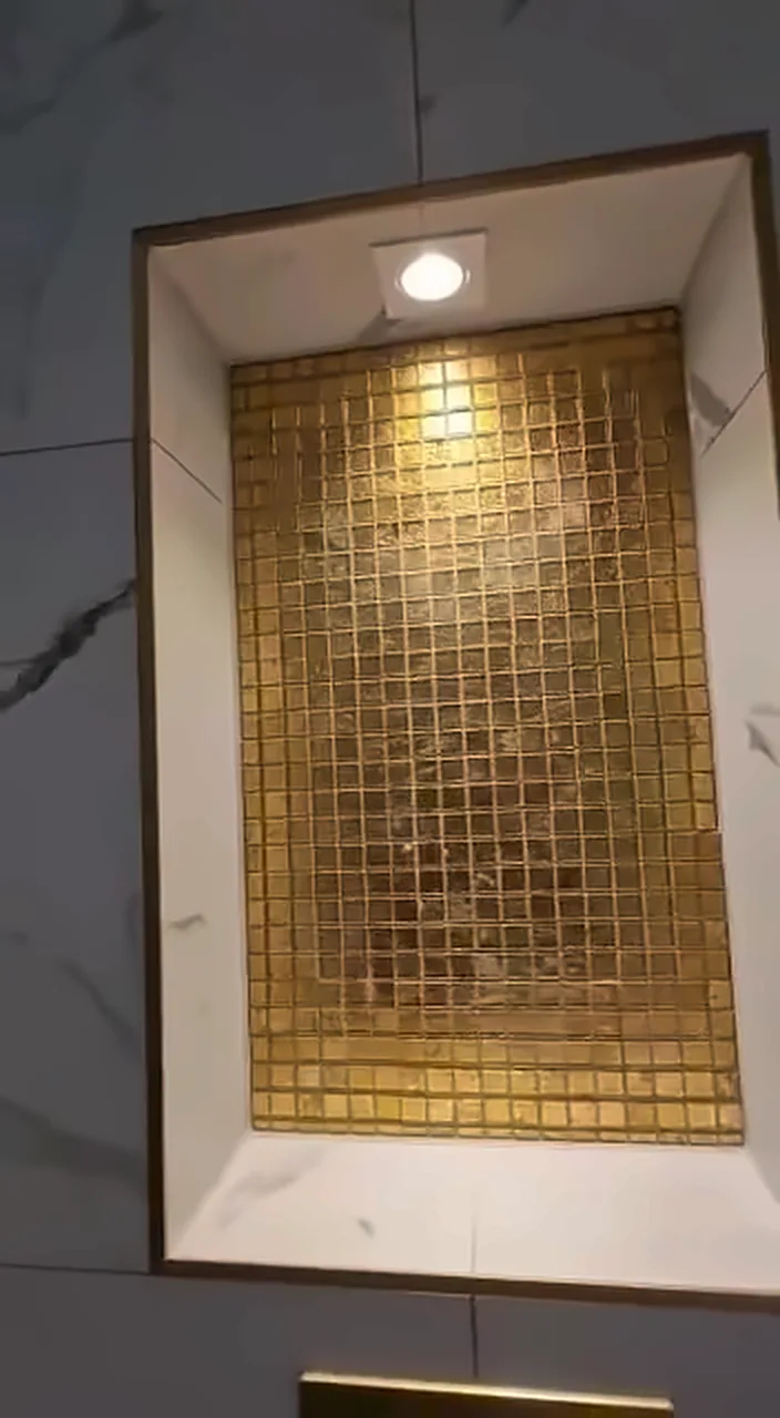 QA Renovatie: badkamer toilet goud