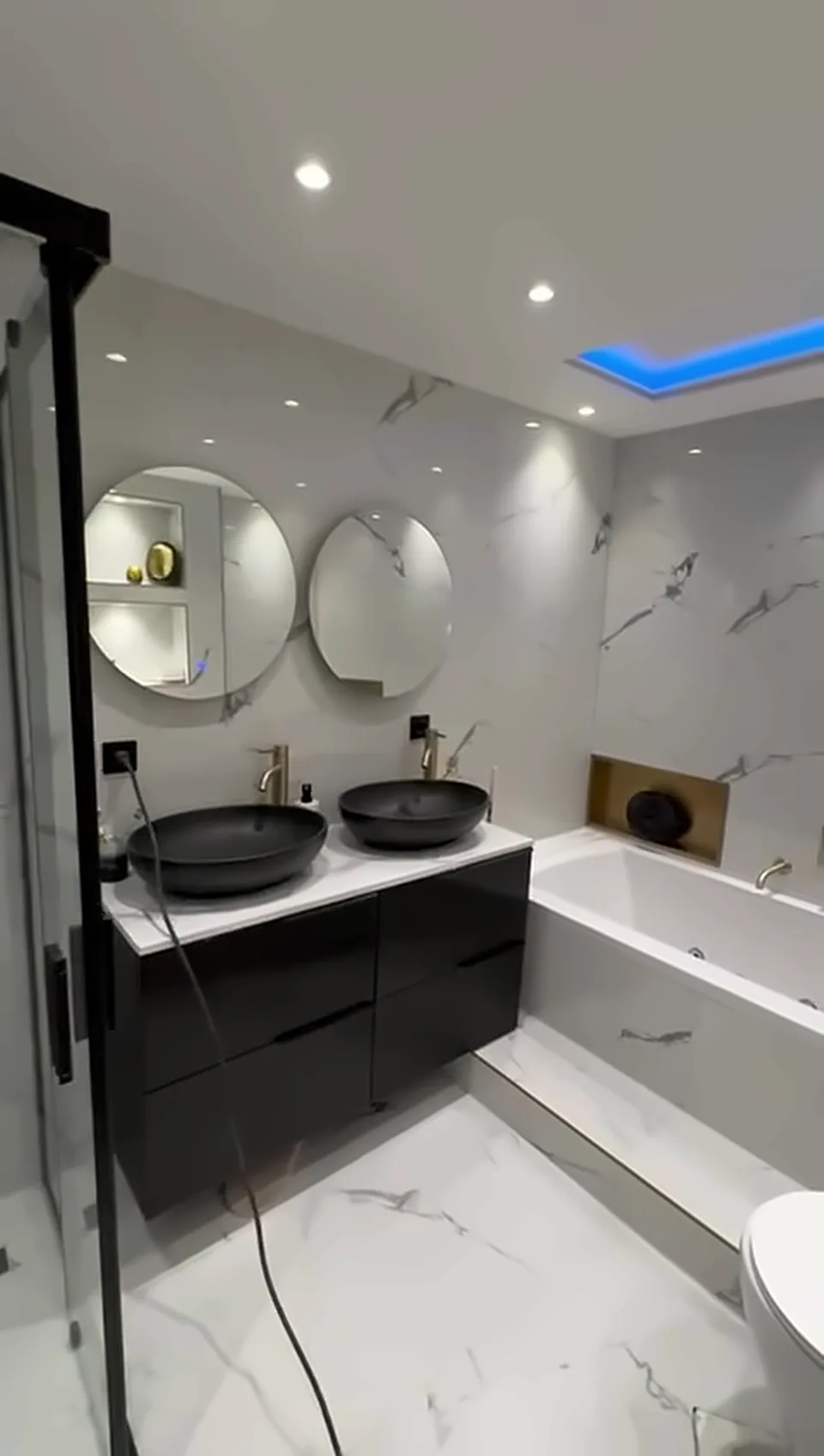 QA Renovatie: badkamer zwart goud