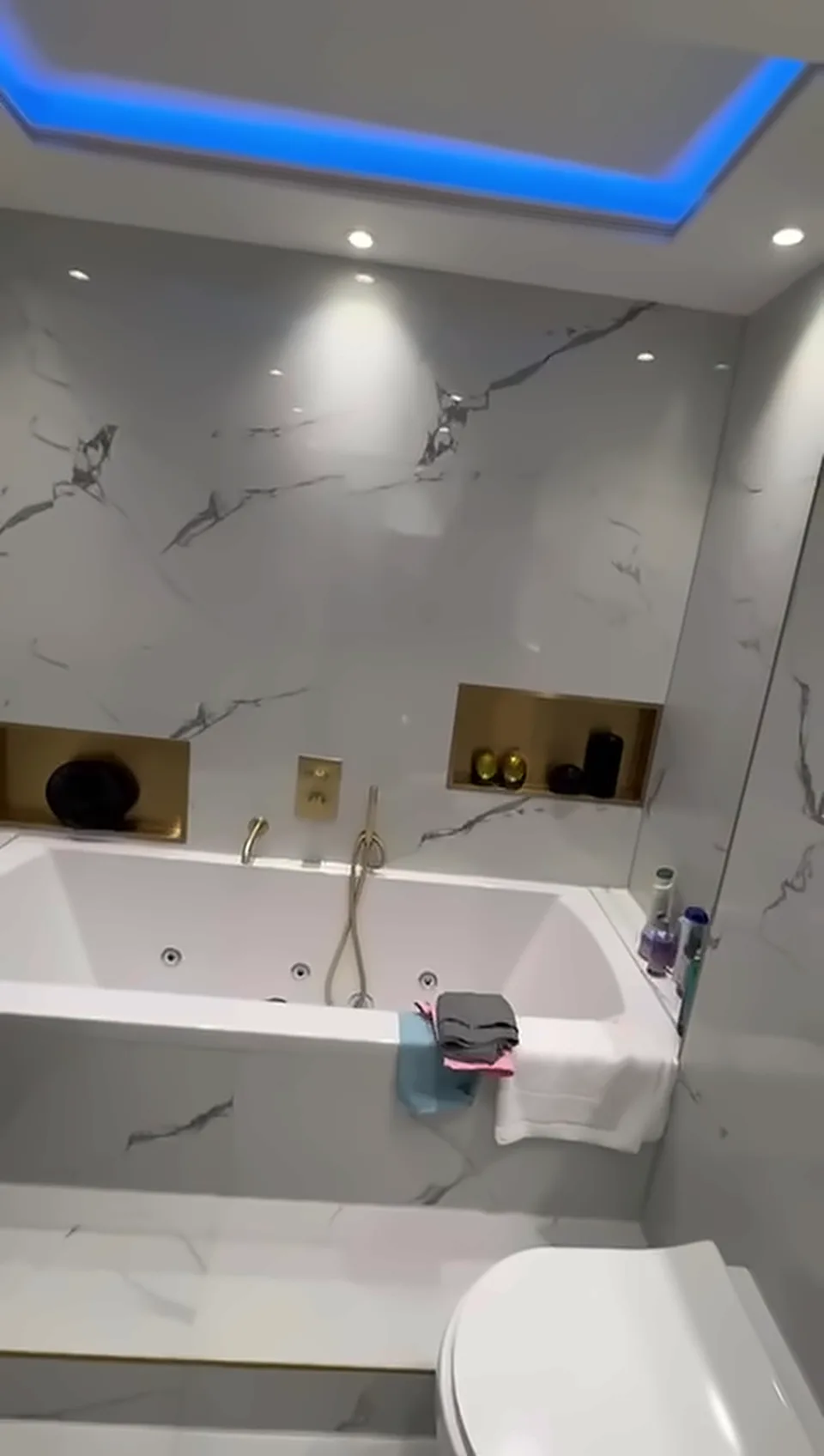 QA Renovatie: badkamer zwart goud