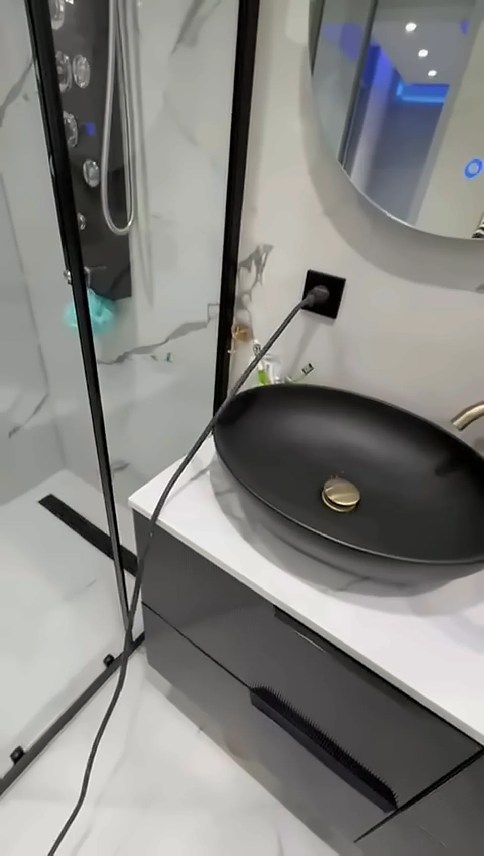 QA Renovatie: badkamer zwart goud