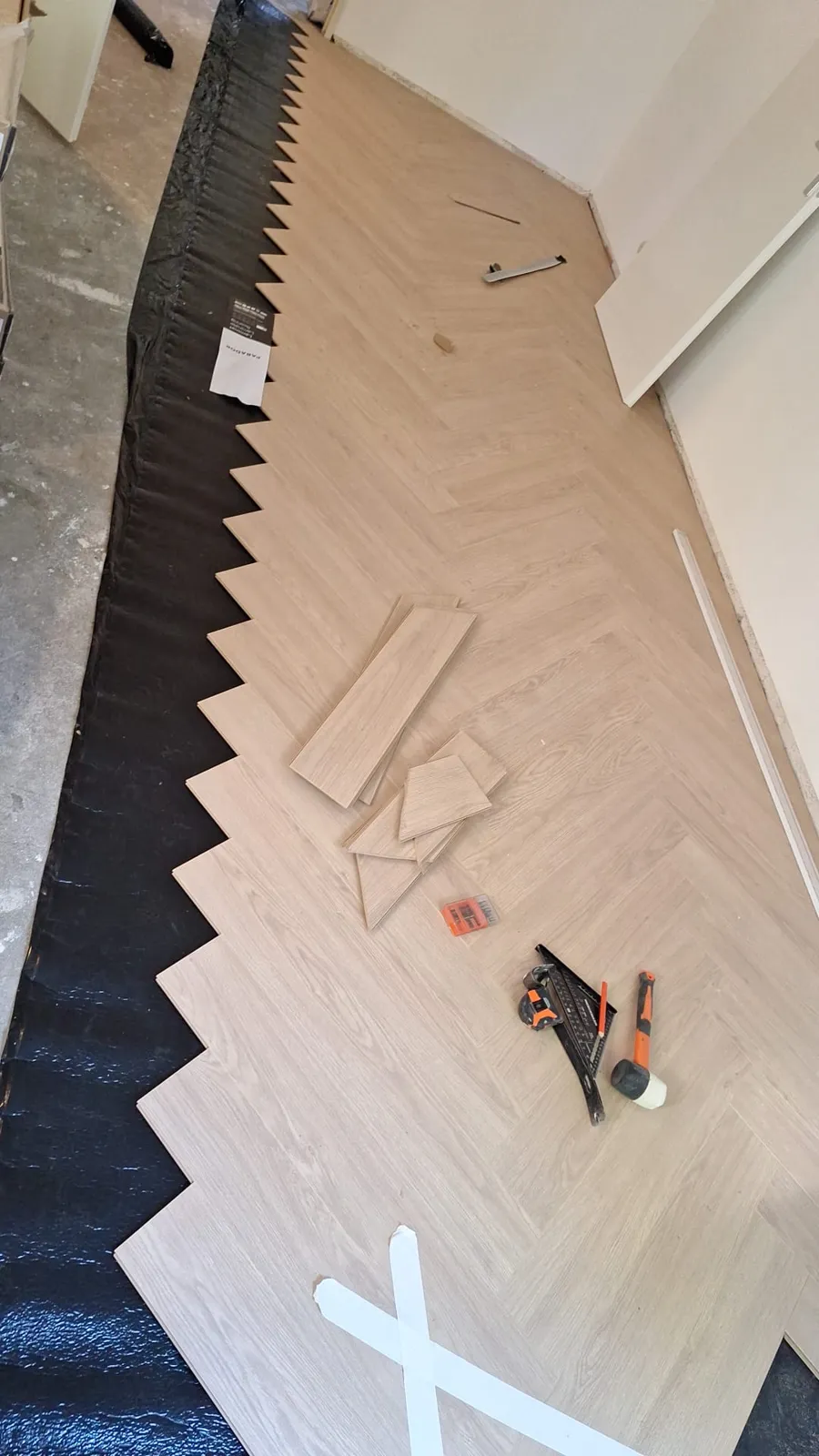 QA Renovatie: laminaat visgraat tijdens