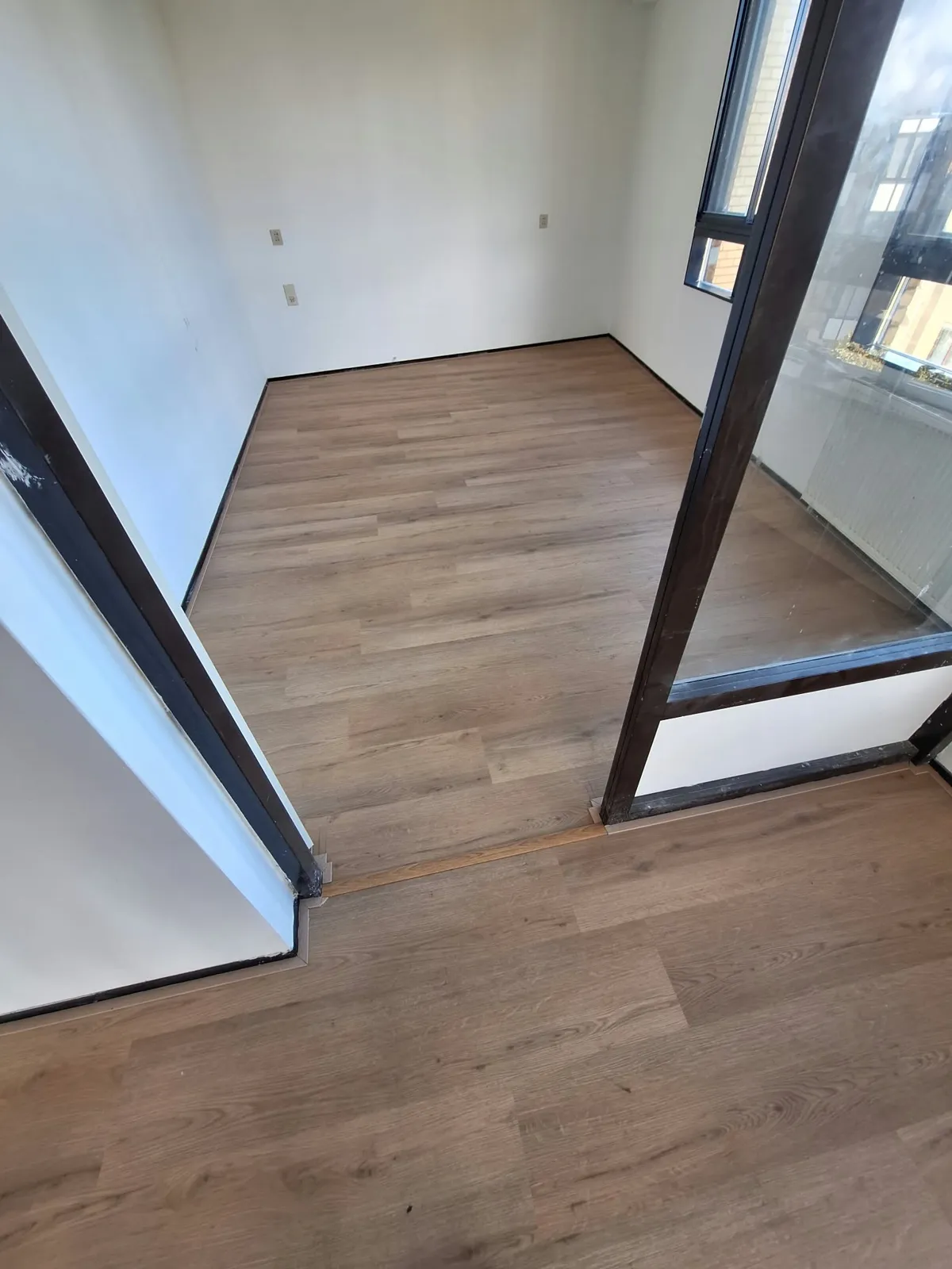 QA Renovatie: PVC plank kamer glaswand