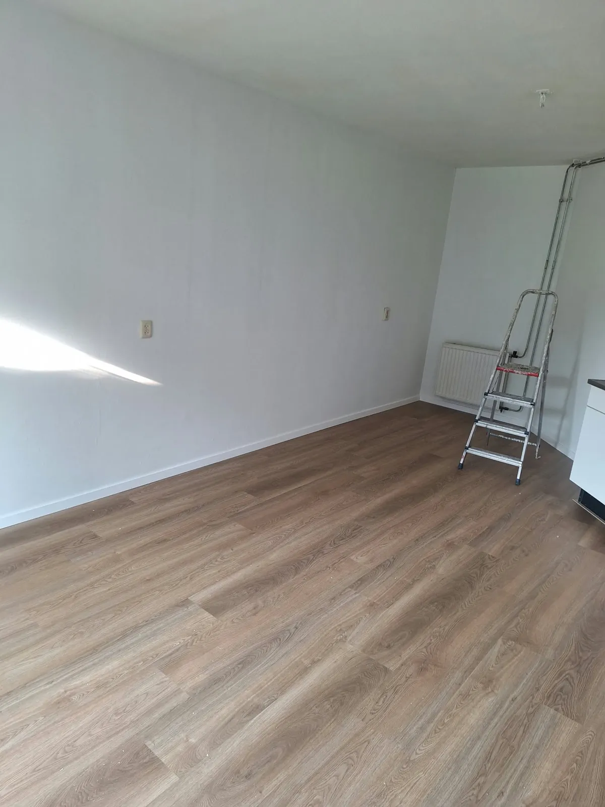 QA Renovatie: PVC plank woonkamer plint