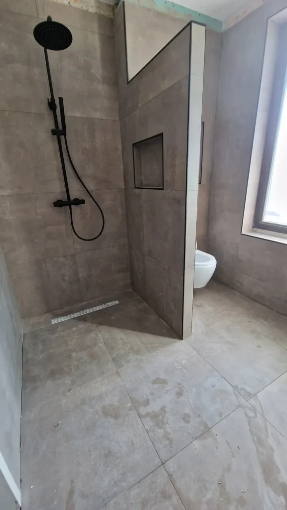 QA Renovatie: inloopdouche met nis en douchegoot