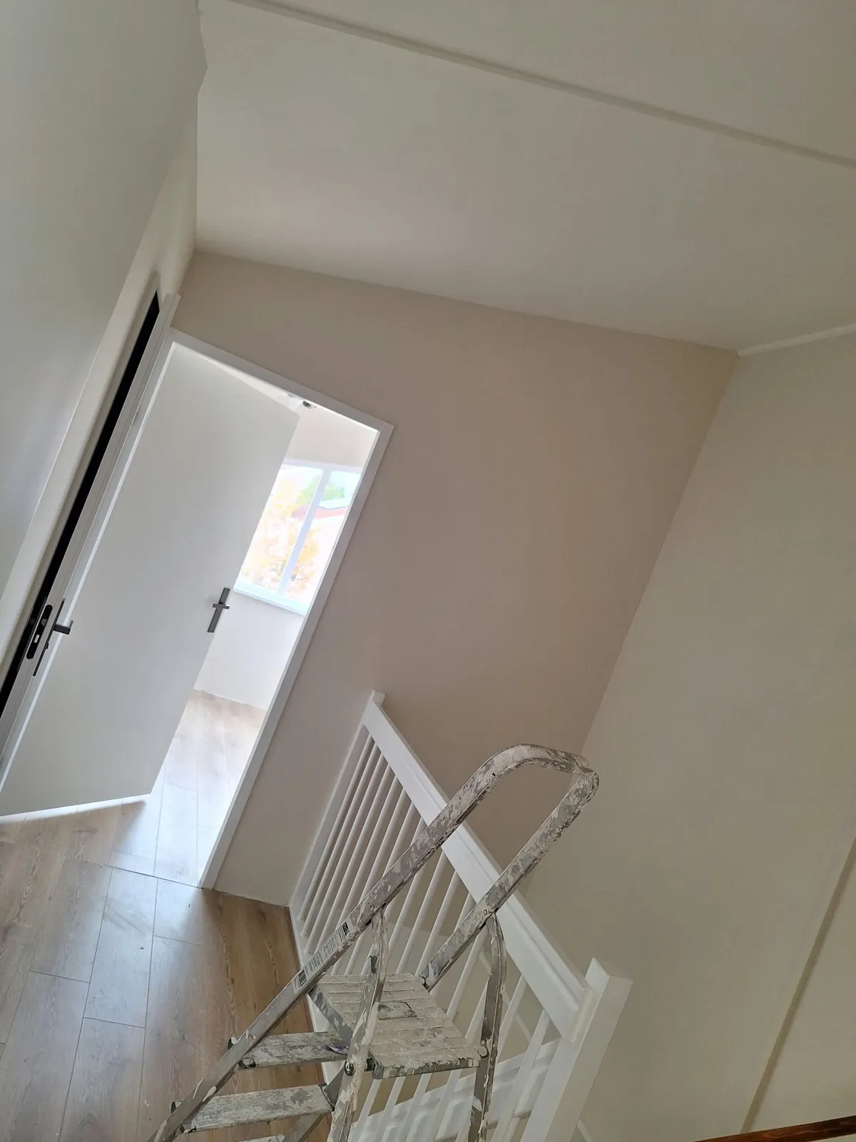 QA Renovatie: schilderwerk overloop