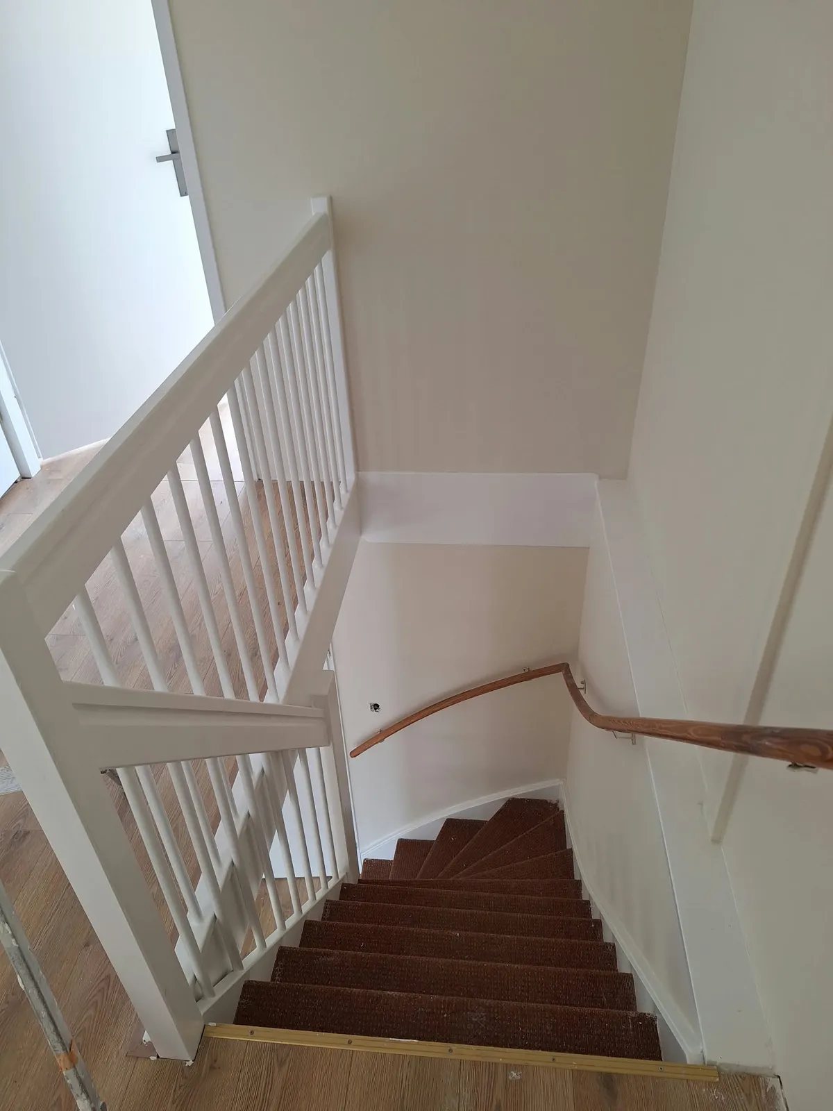 QA Renovatie: schilderwerk trapleuning wit